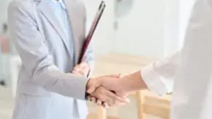 Zwei Personen die sich die Hände schütteln