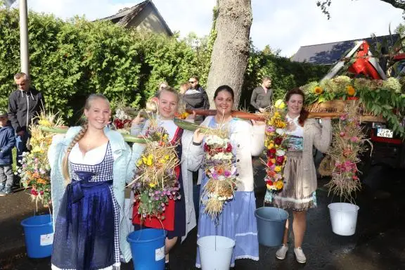 4 Damen in Tracht auf dem Erntedankfest in Waldenau