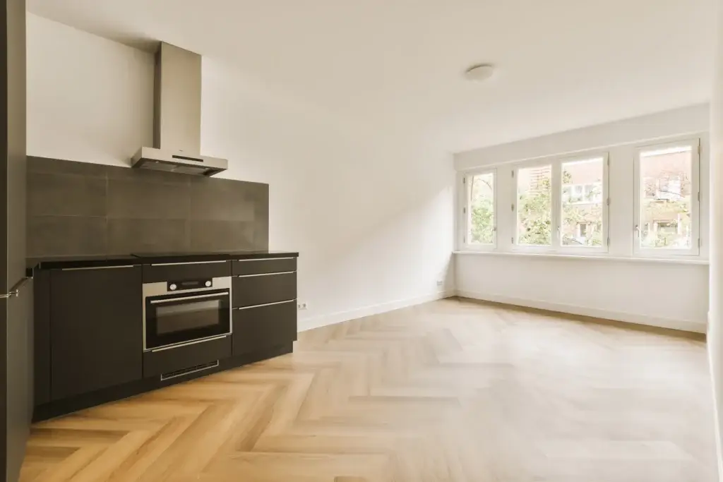 Moderne Küche mit Holzfußboden.